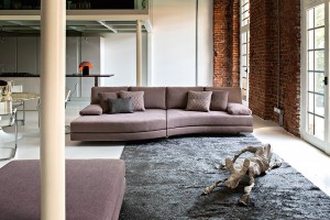 Rožinė sofa